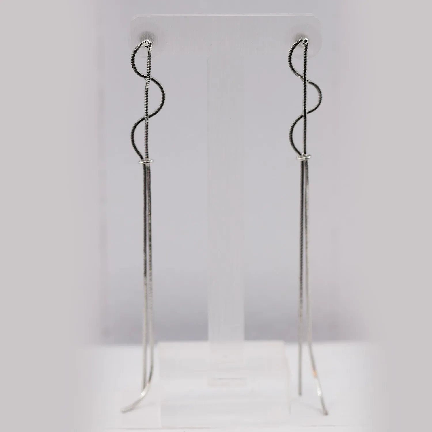 Delicate twisted chain dangle earring