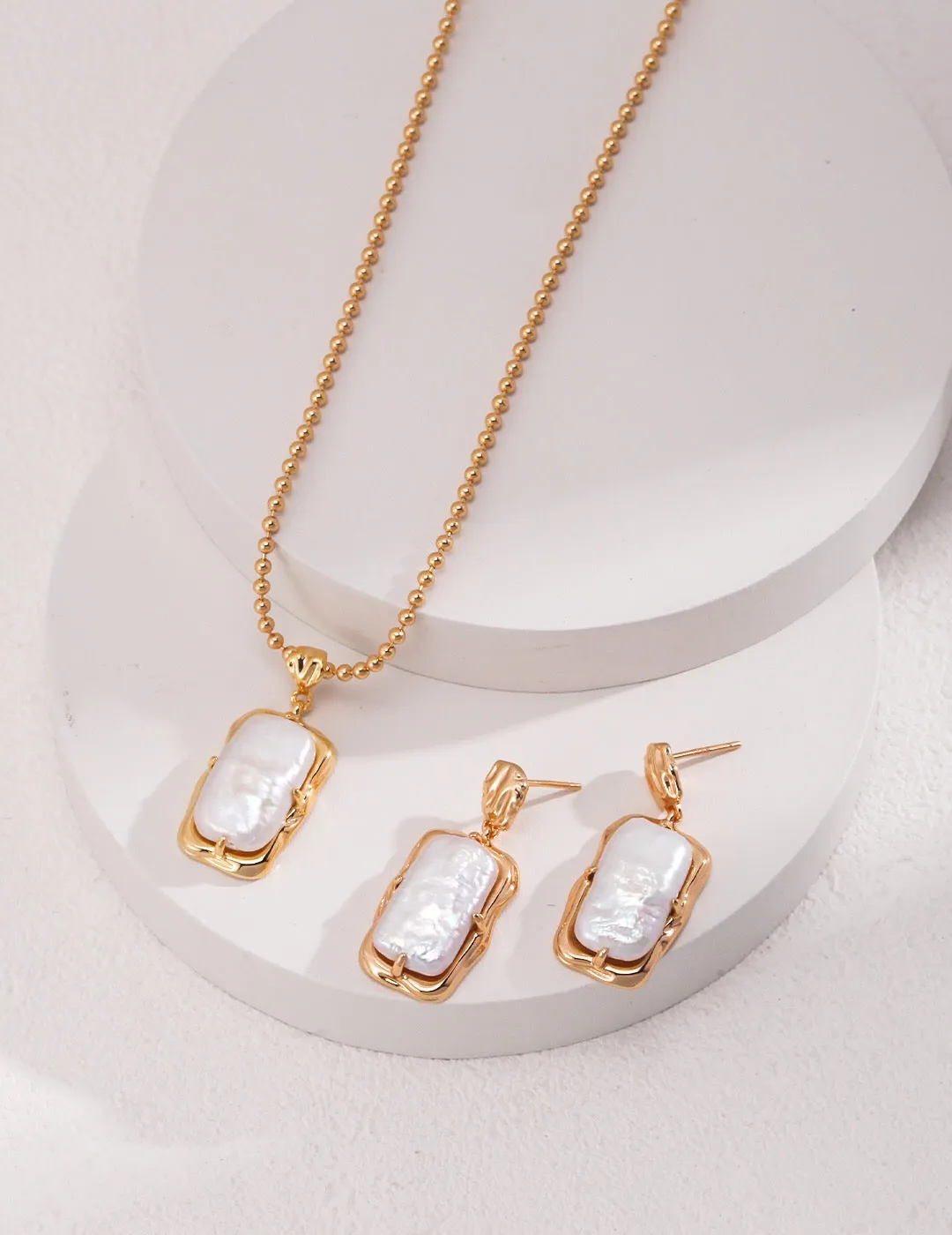 Minimalist Rectangle Pearl Necklace